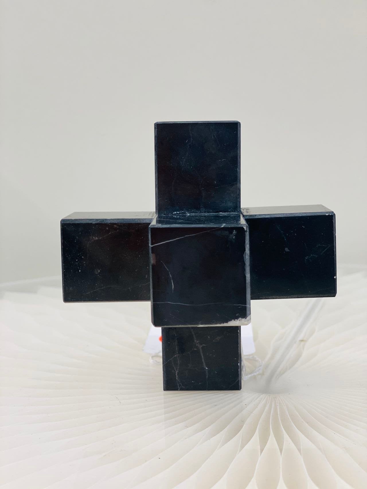 Light luxury modern simple marble cross black Small size: 9cm*9cm*9cm