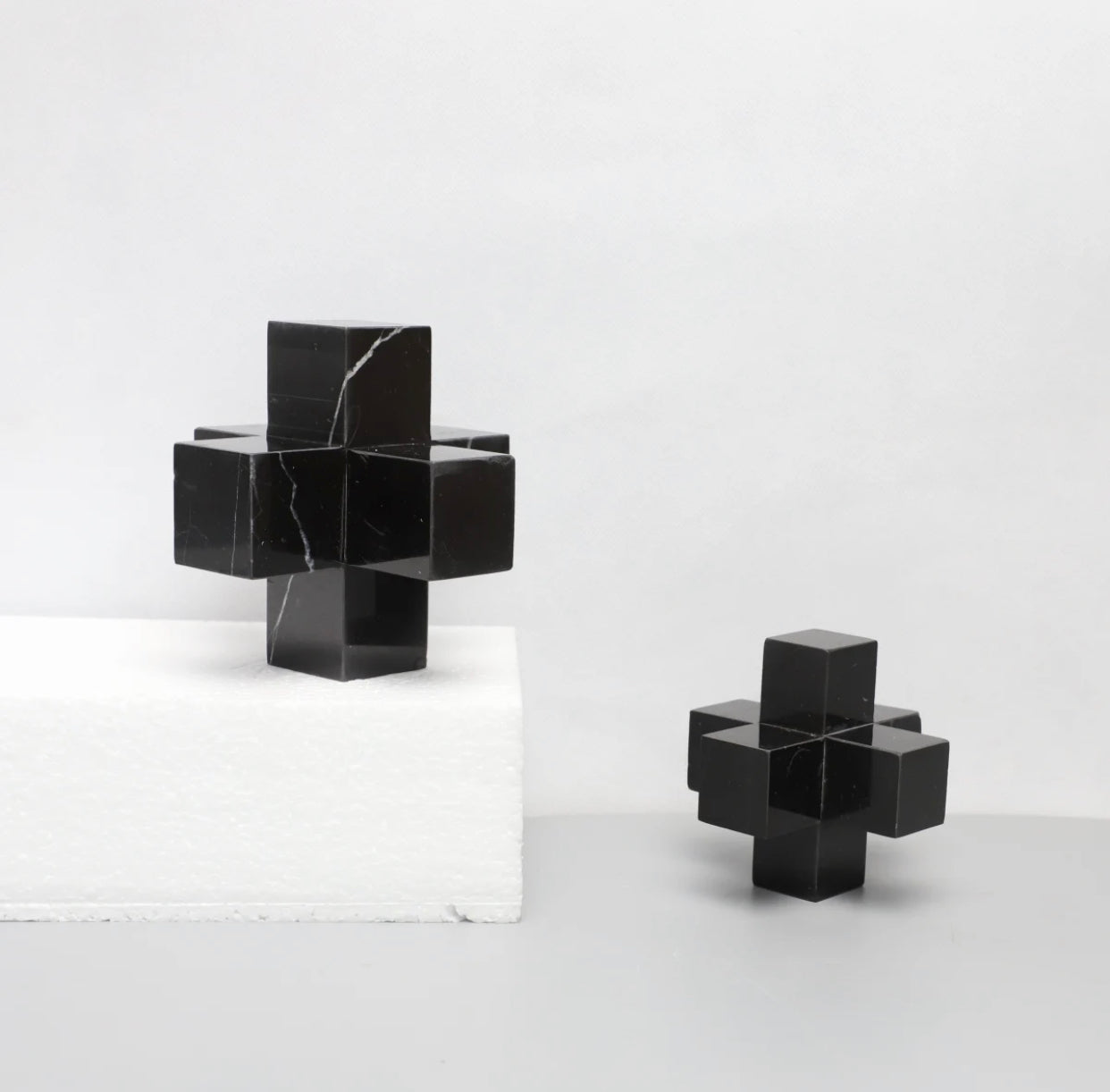 Light luxury modern simple marble cross black Small size: 9cm*9cm*9cm