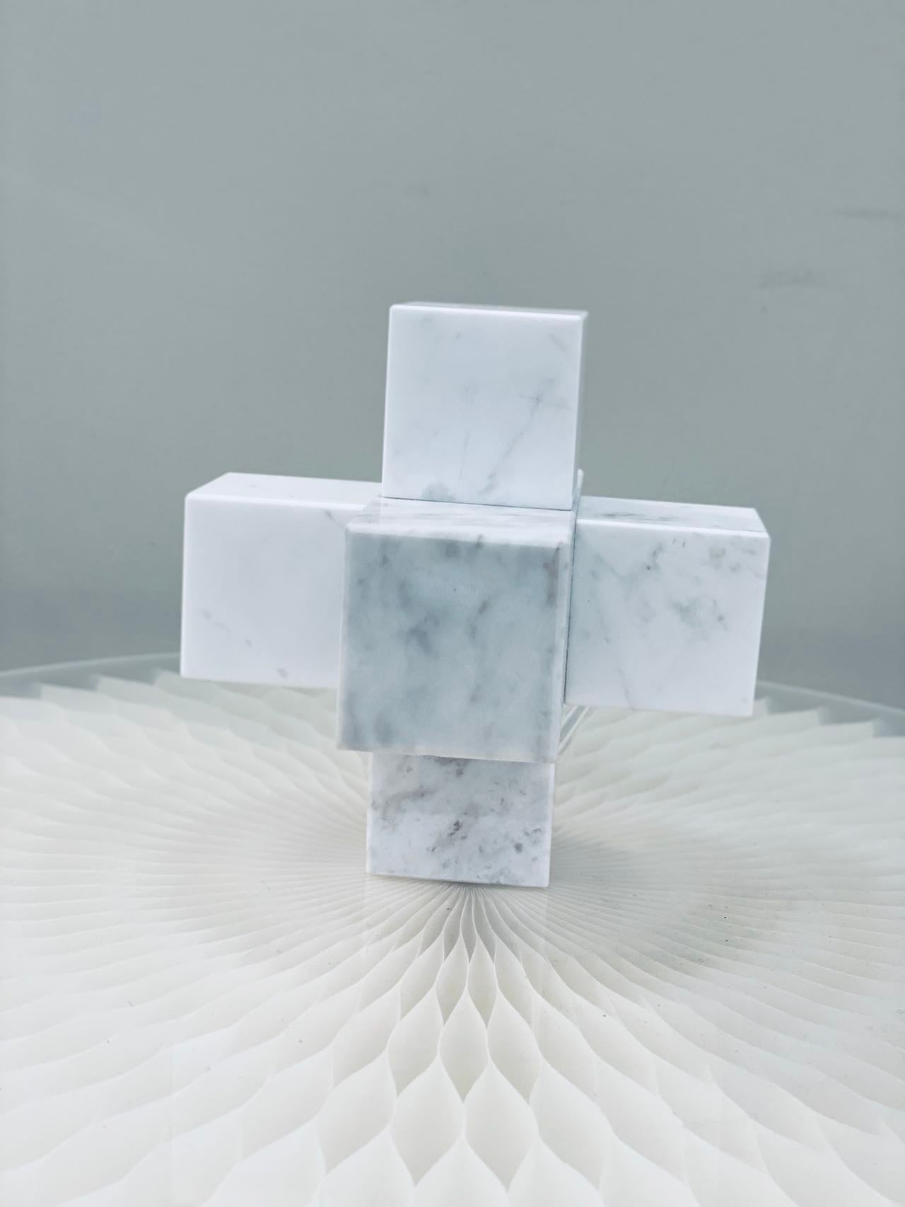 Light luxury modern simple marble cross black Small size: 9cm*9cm*9cm